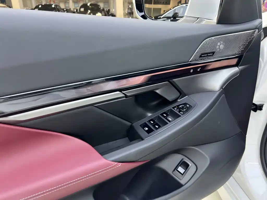 BMW 5 Series — миниатюра 6