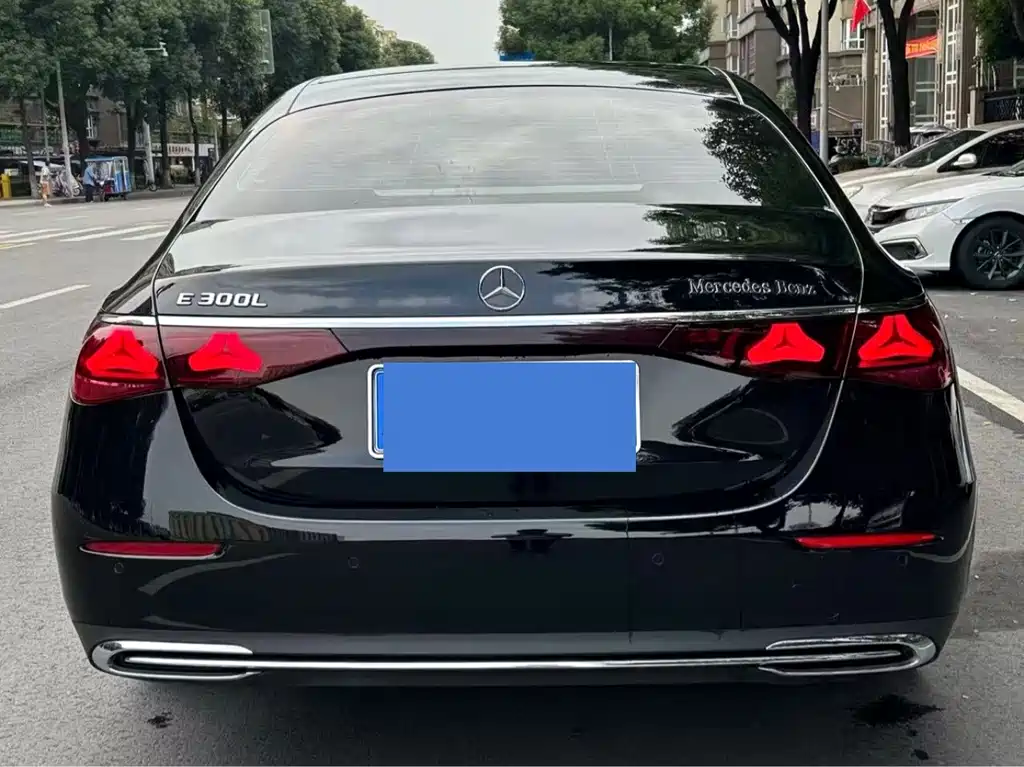 Mercedes-Benz E-Class — миниатюра 3