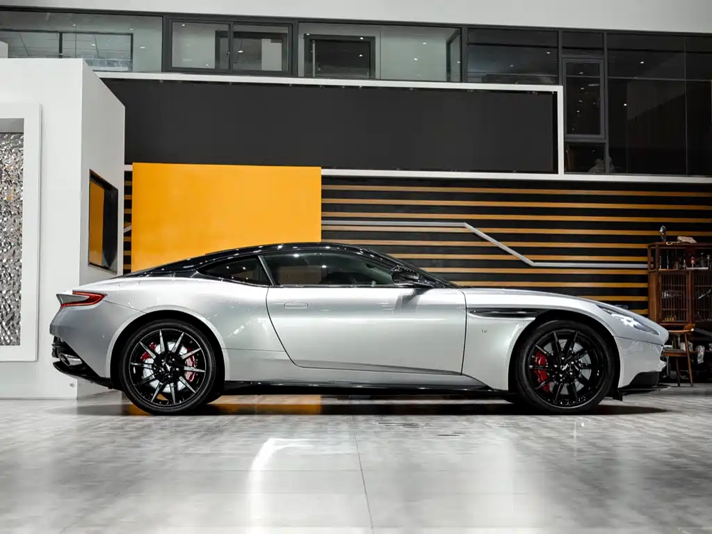 Aston Martin DB11 — миниатюра 4
