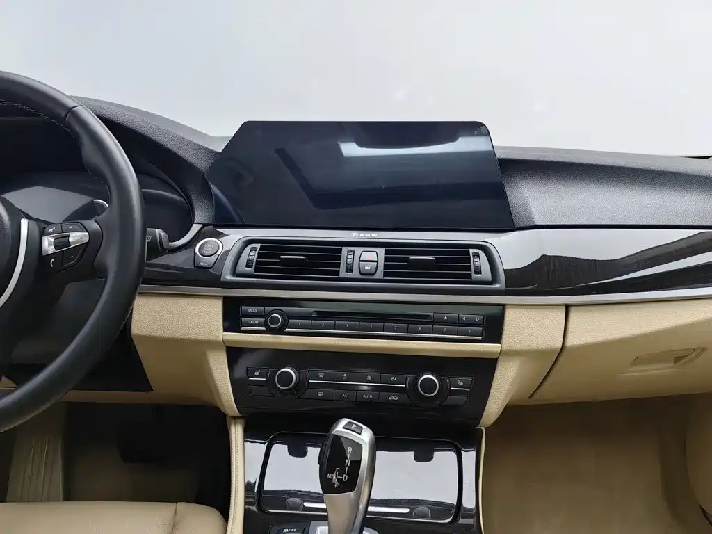 BMW 5 Series — миниатюра 12