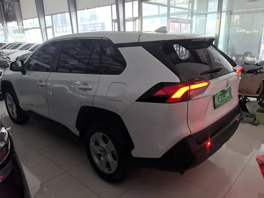 Toyota RAV4 — миниатюра 5