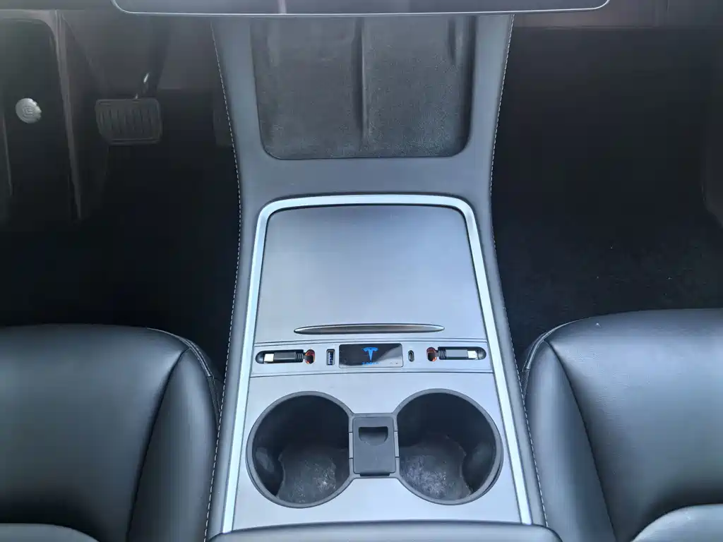 Tesla Model Y — миниатюра 20