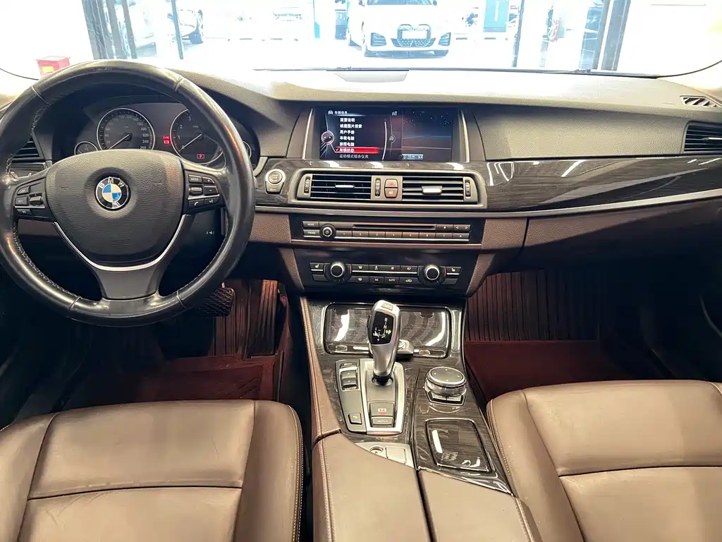 BMW 5 Series — миниатюра 9