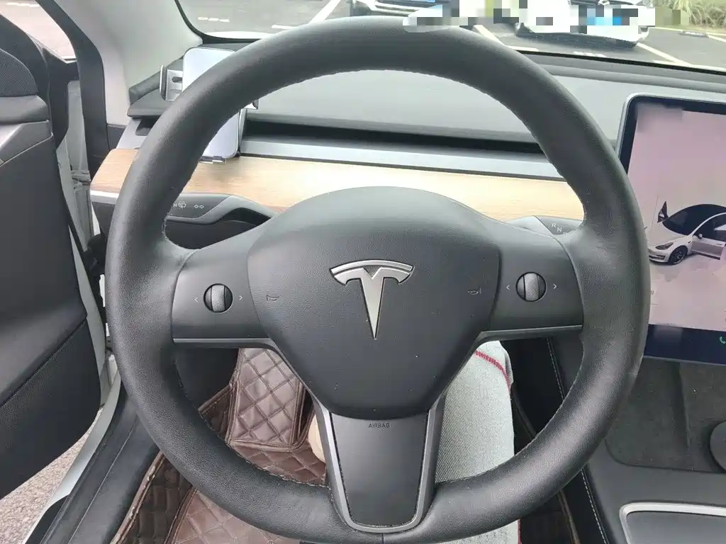 Tesla Model 3 — миниатюра 3