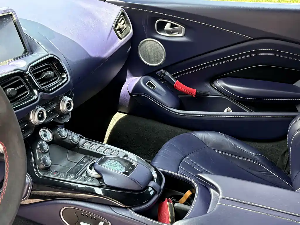 Aston Martin V8 Vantage — миниатюра 11