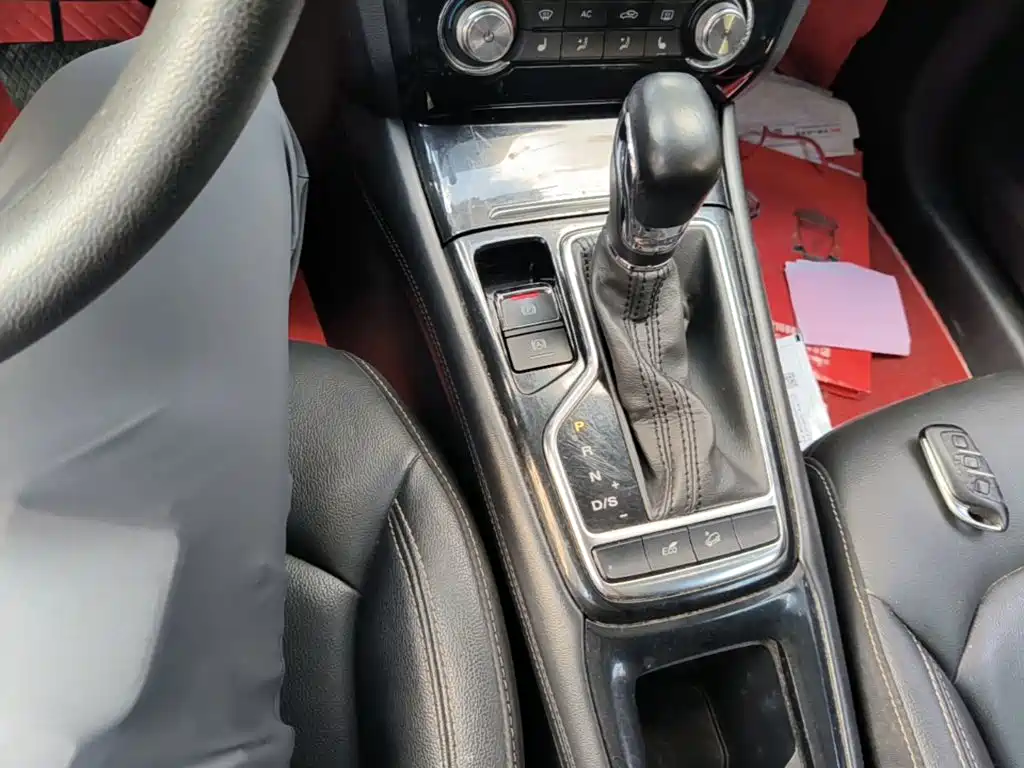 Roewe RX3 — миниатюра 14