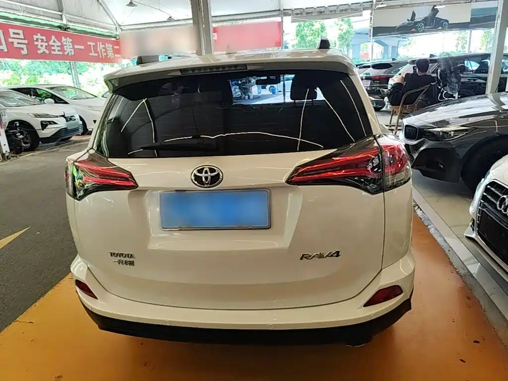 Toyota RAV4 — миниатюра 6