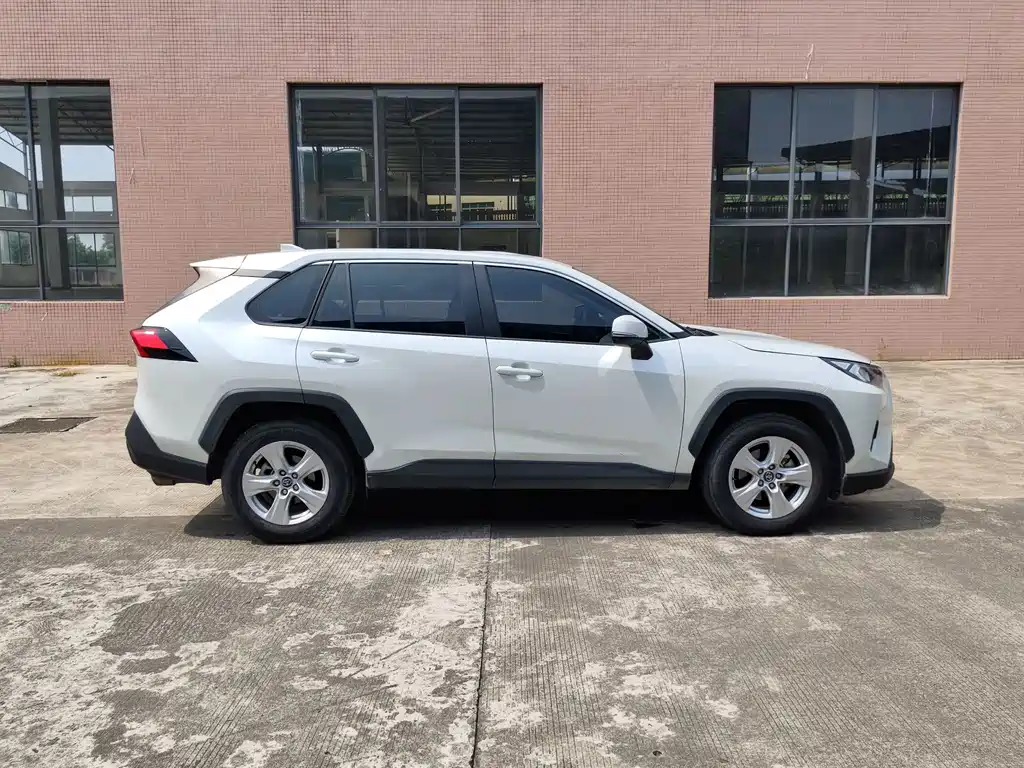 Toyota RAV4 — миниатюра 4