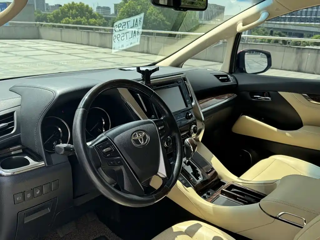 Toyota Alphard — миниатюра 4