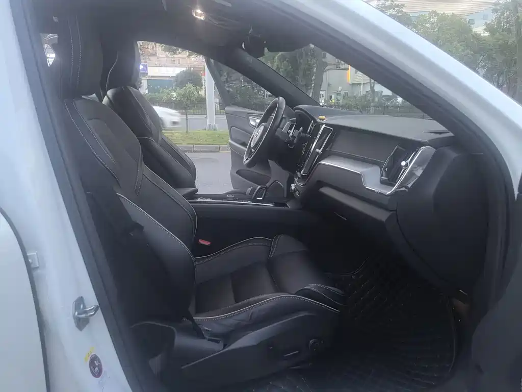 Volvo XC60 PHEV — миниатюра 17