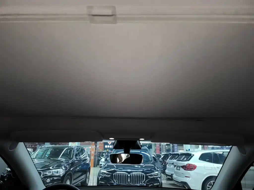 Tesla Model Y — миниатюра 18