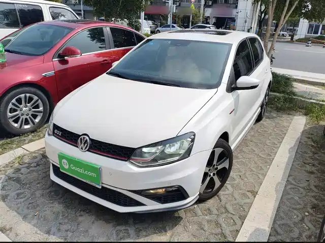 VOLKSWAGEN POLO 2016