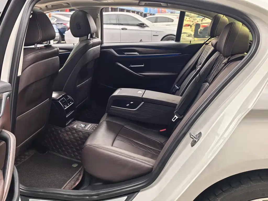 BMW 5 Series New Energy — миниатюра 6