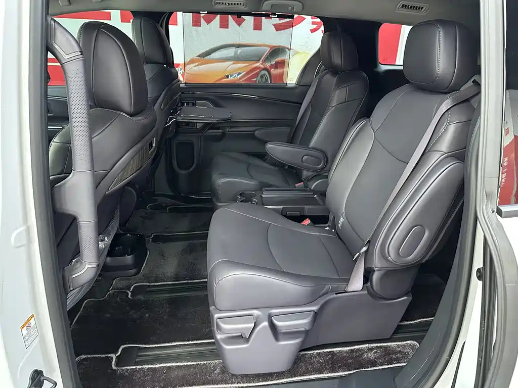 Toyota Sienna — миниатюра 8