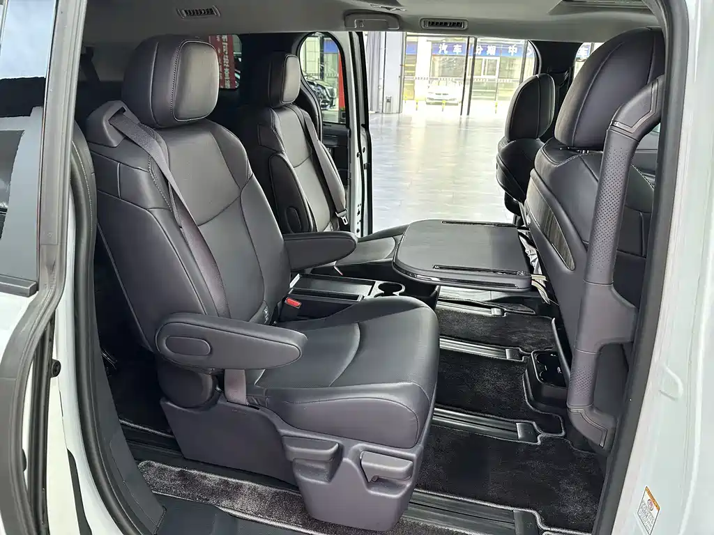 Toyota Sienna — миниатюра 10