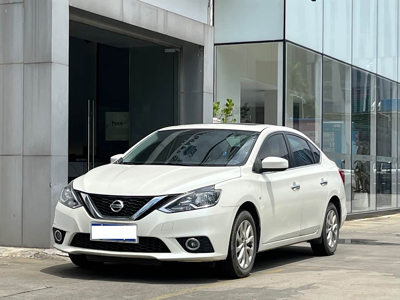 Nissan Sylphy 1.6 л 2021 г. Белый, пробег 24000 км