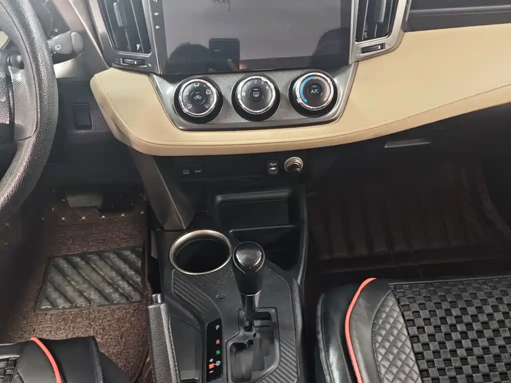Toyota RAV4 — миниатюра 5