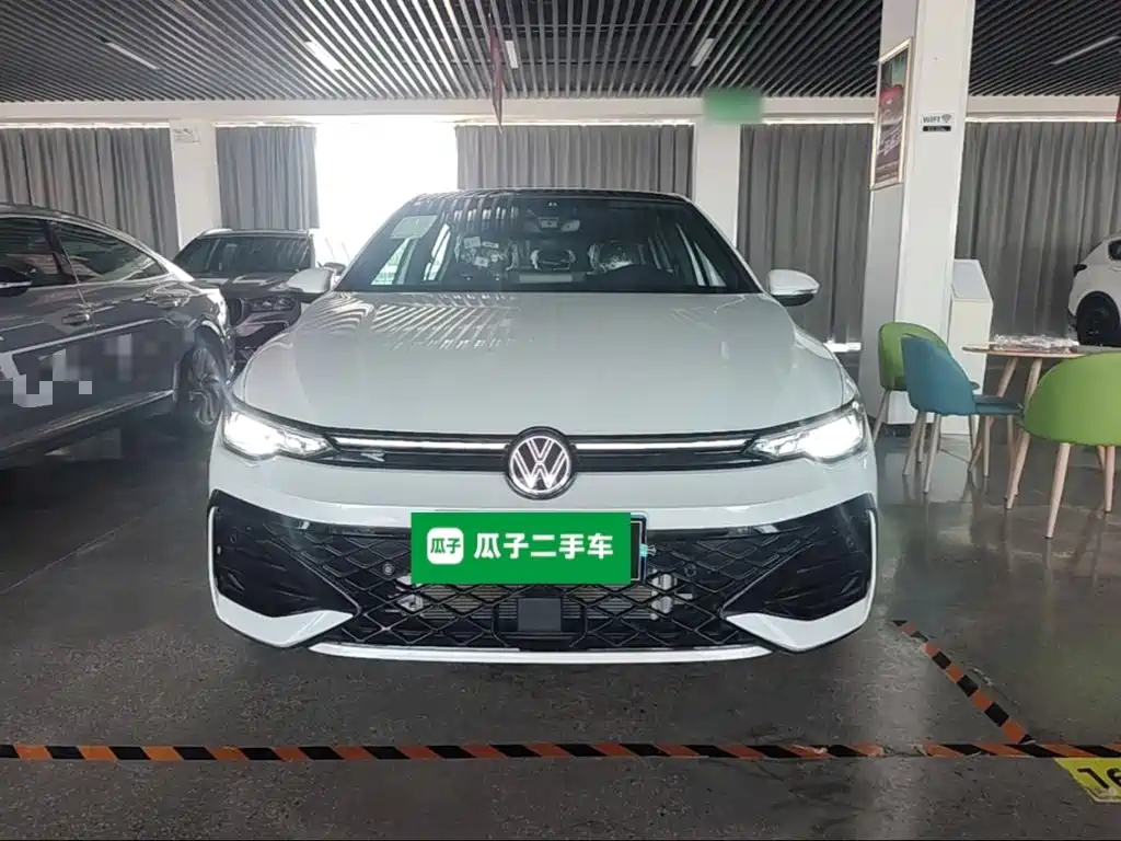 Volkswagen Golf 2025 300TSI R-Line