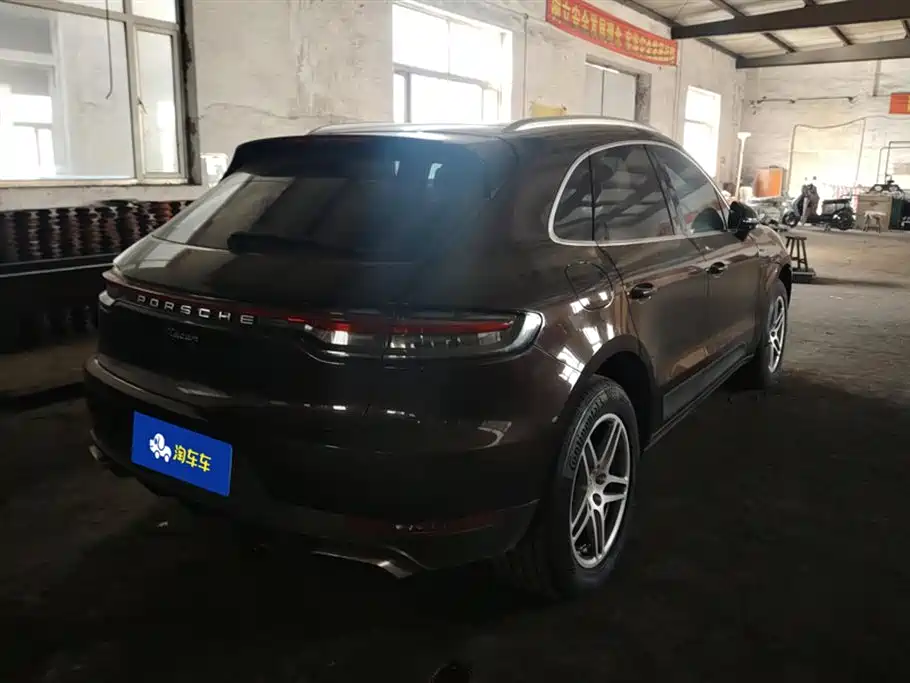 PORSCHE MACAN