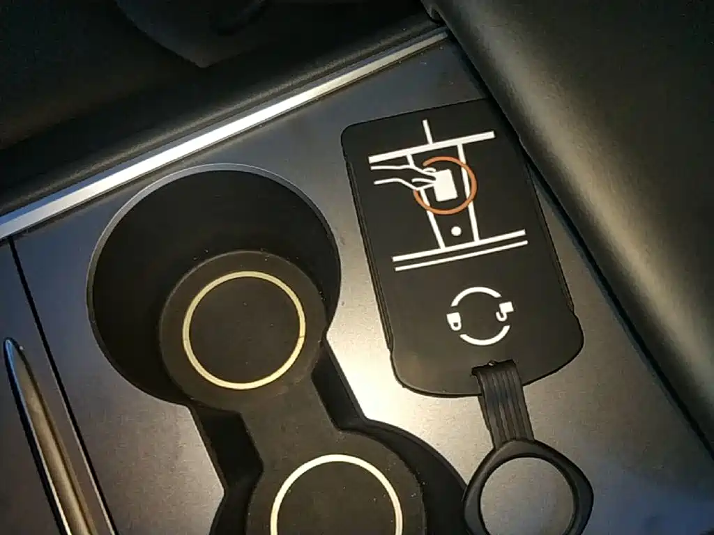 Tesla Model Y — миниатюра 9