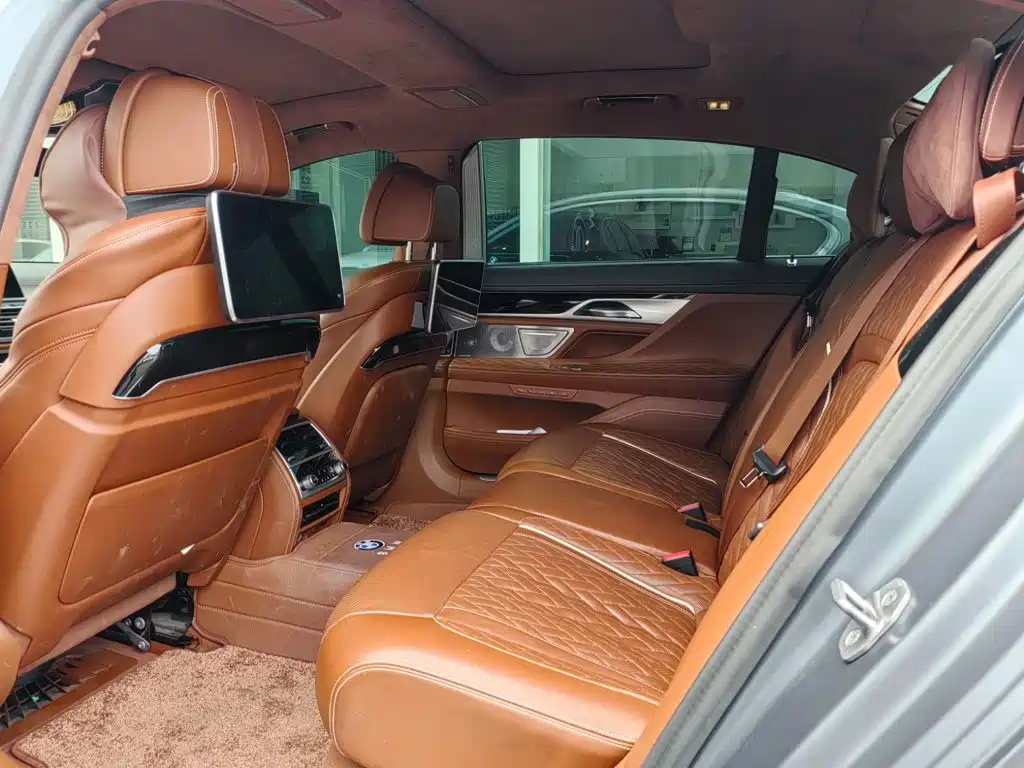 BMW 7 Series — миниатюра 8