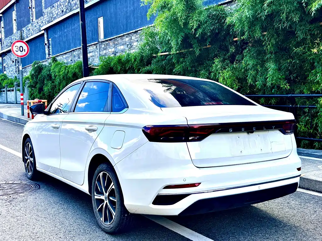 Geely Emgrand — миниатюра 9