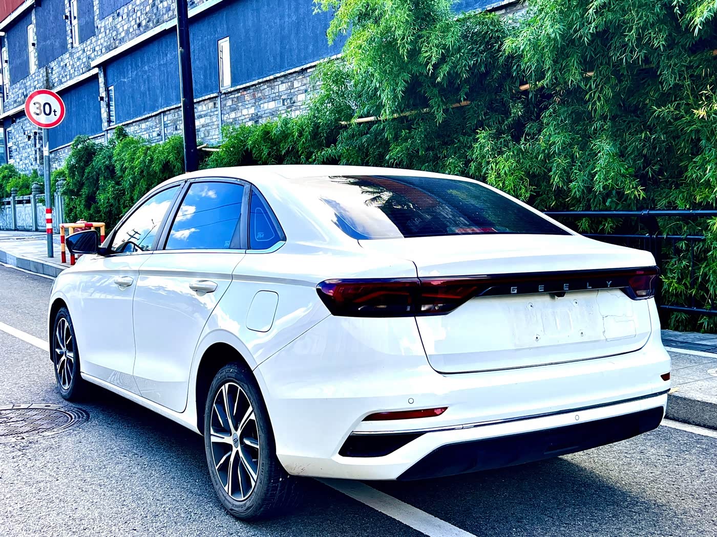 Geely Emgrand 1.5 л 2022 г. Белый, пробег 20000 км