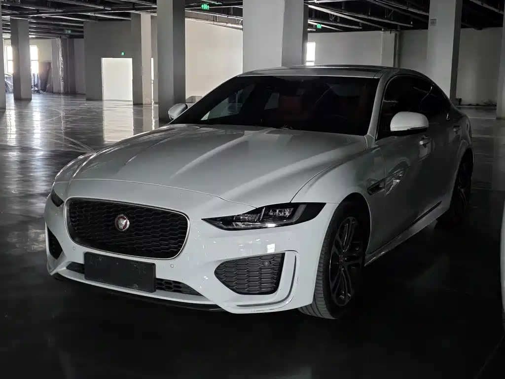 2025 Jaguar XE - zdjęcie 1 z 8