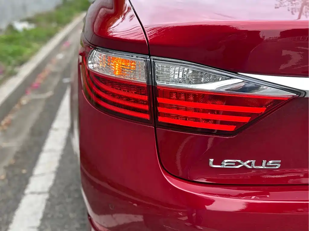 Lexus ES — миниатюра 10