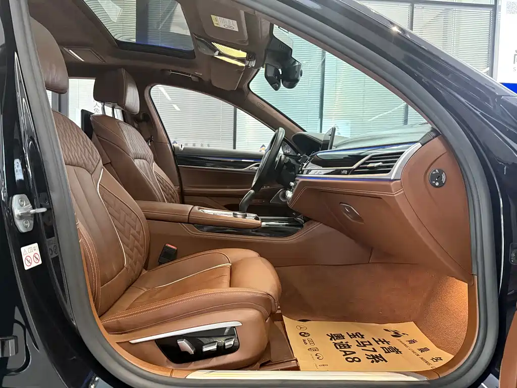 BMW 7 Series — миниатюра 8