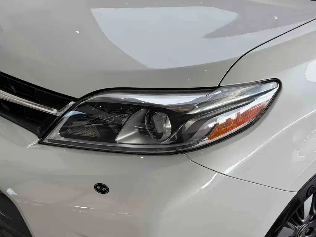 Toyota Sienna — миниатюра 2