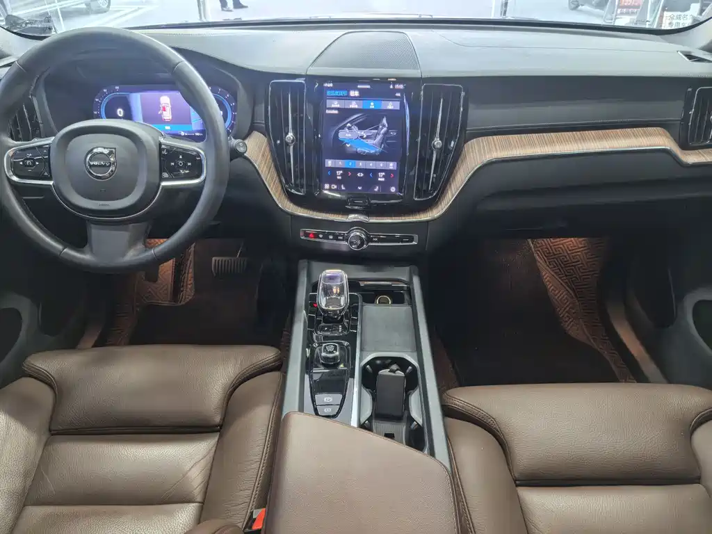 Volvo XC60 2023 B5 Luxury