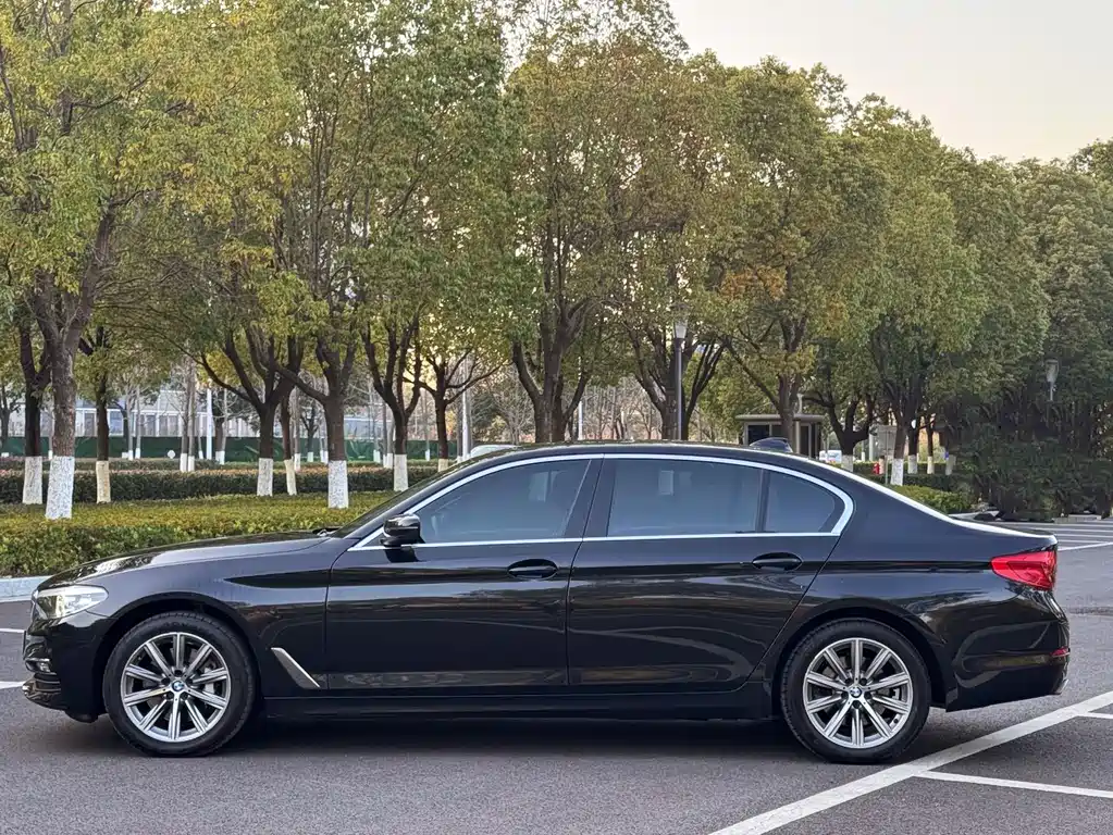 BMW 5 SERIES