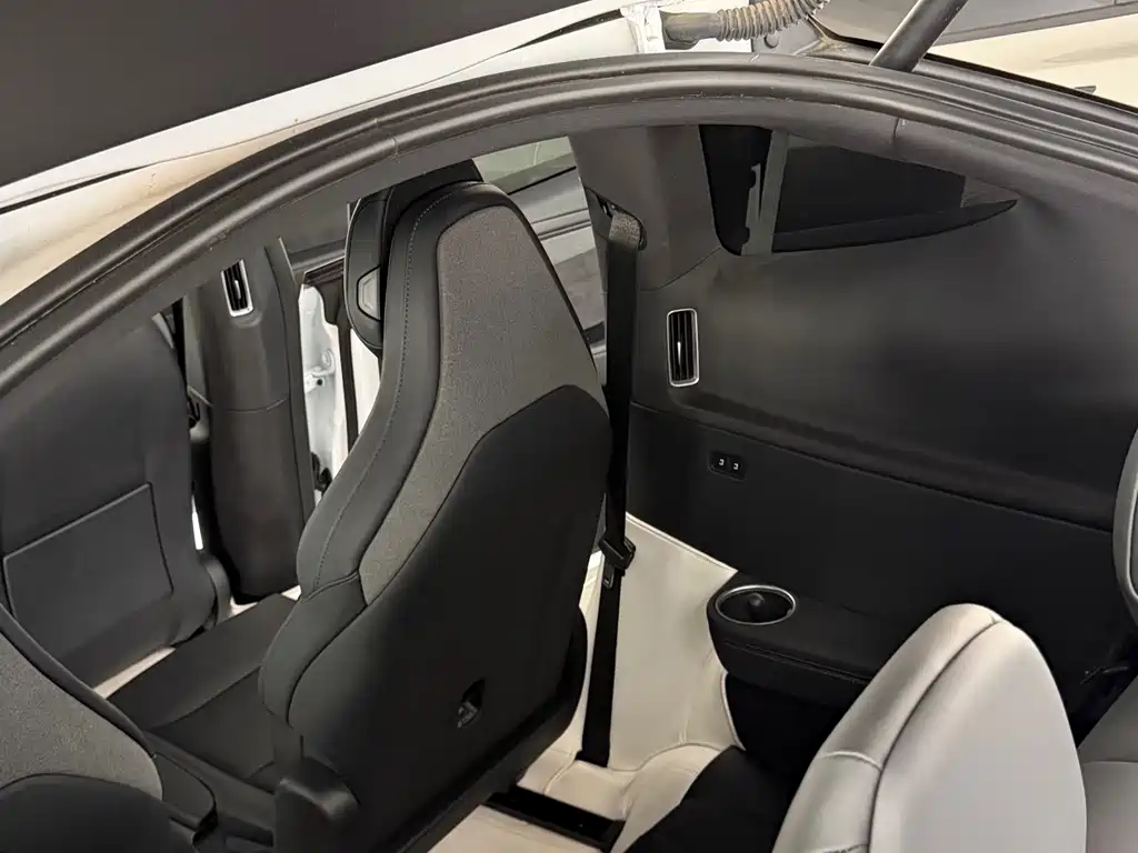 Tesla Model Y L — миниатюра 10
