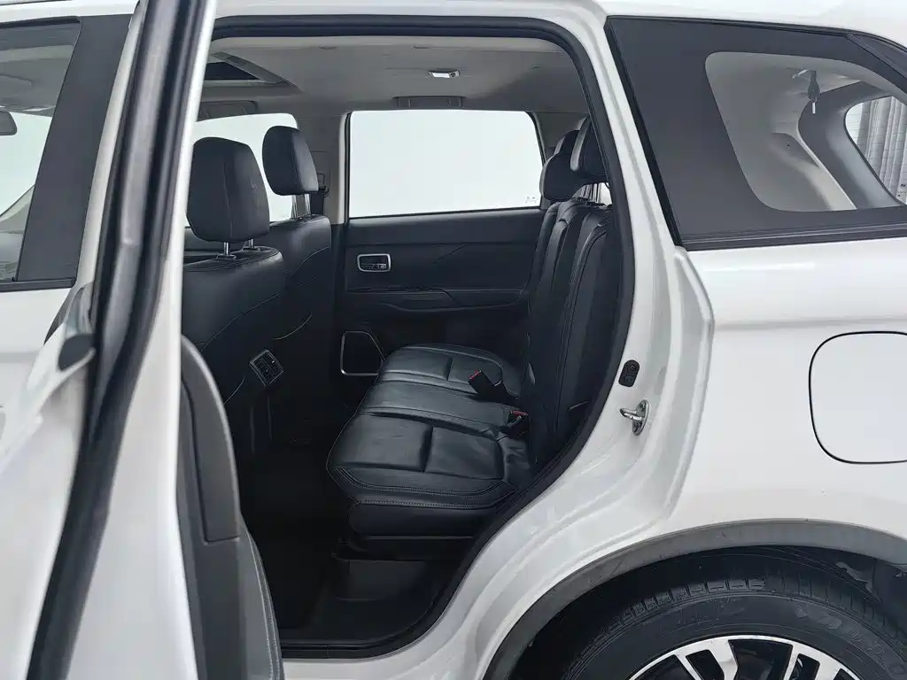 Mitsubishi Outlander — миниатюра 15