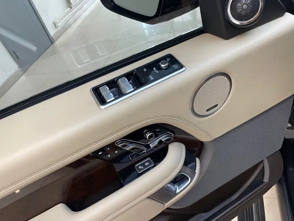 Land Rover Range Rover — миниатюра 31