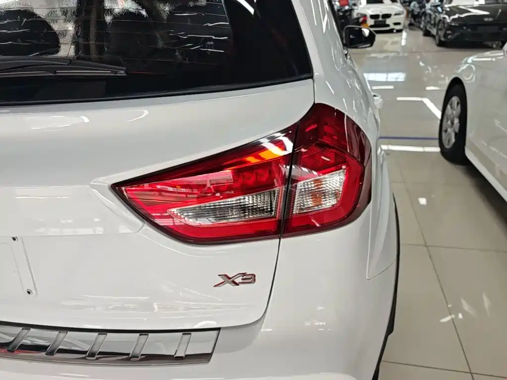 Geely Vision X3 — миниатюра 8