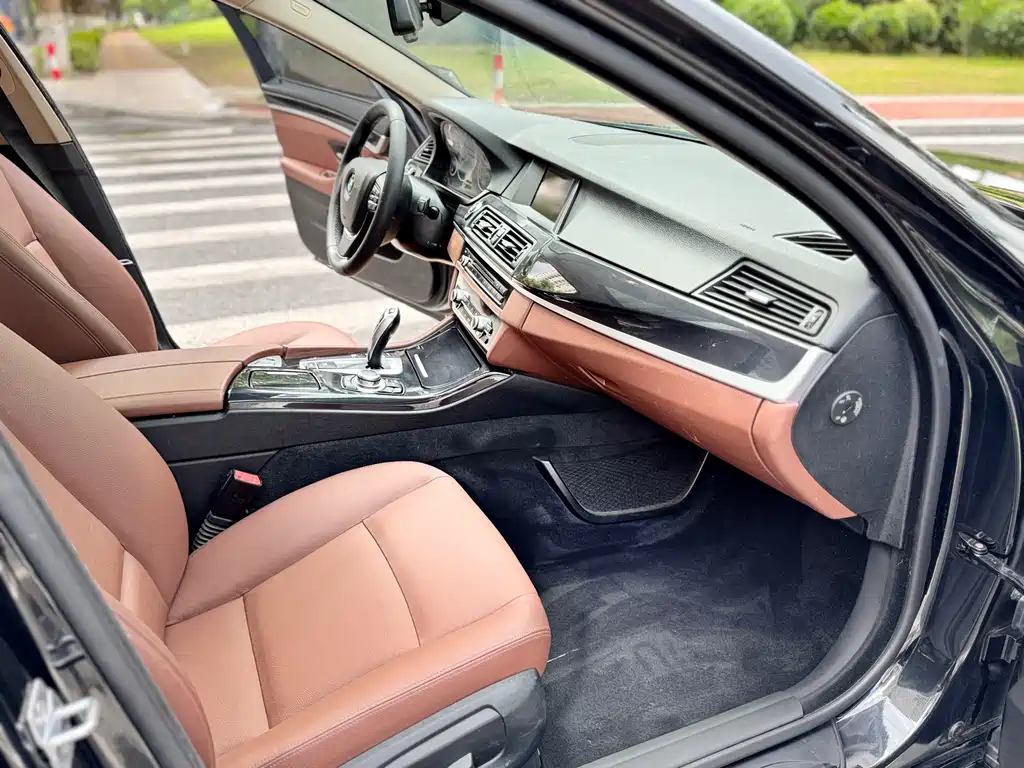 BMW 5 Series — миниатюра 10