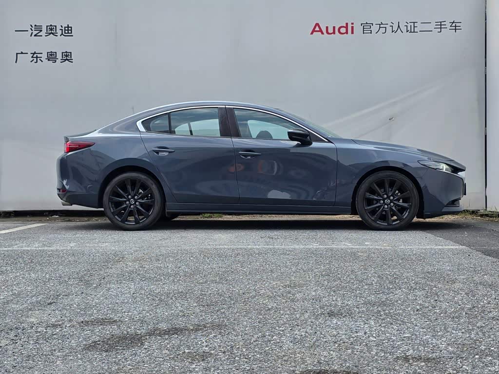 Mazda Mazda3 Axela 2.0 л 2023 г. Серебристо-серый, пробег 6300 км