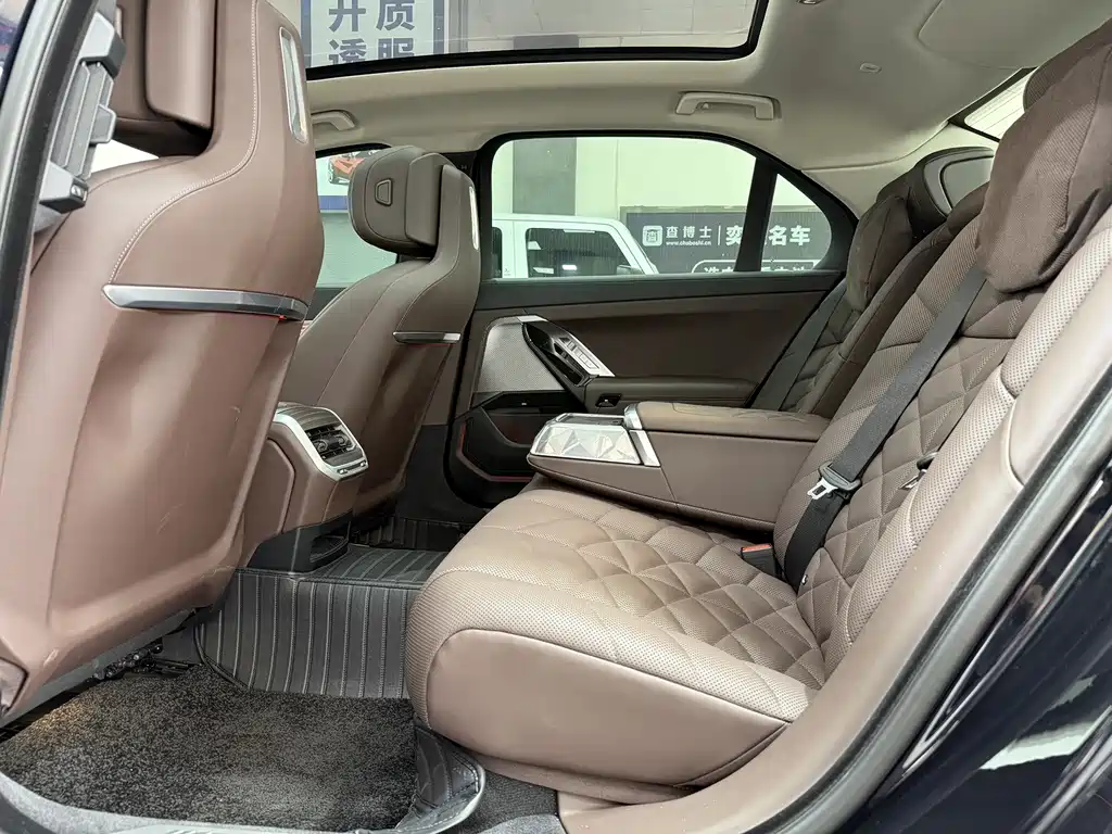 BMW 7 Series — миниатюра 6