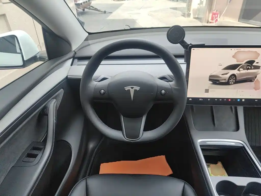 Tesla Model Y — миниатюра 6