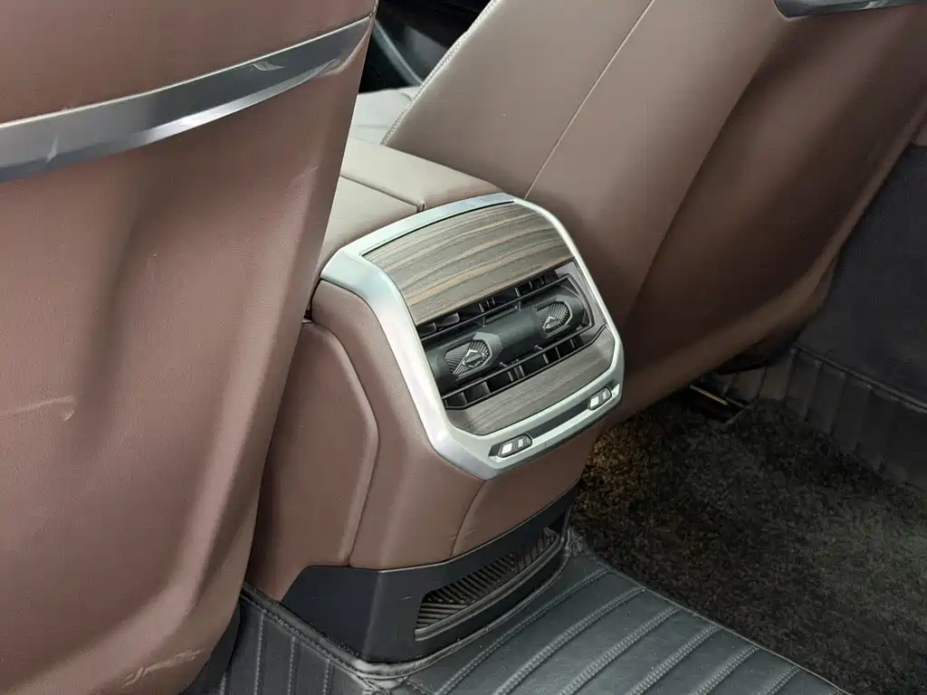 BMW 7 Series — миниатюра 17