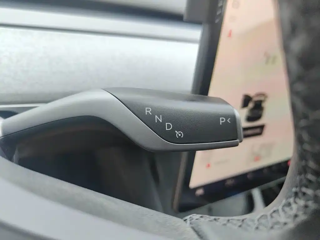 Tesla Model Y — миниатюра 10