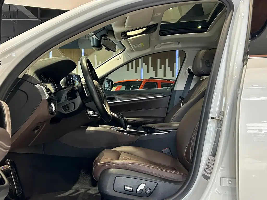 BMW 5 Series — миниатюра 9