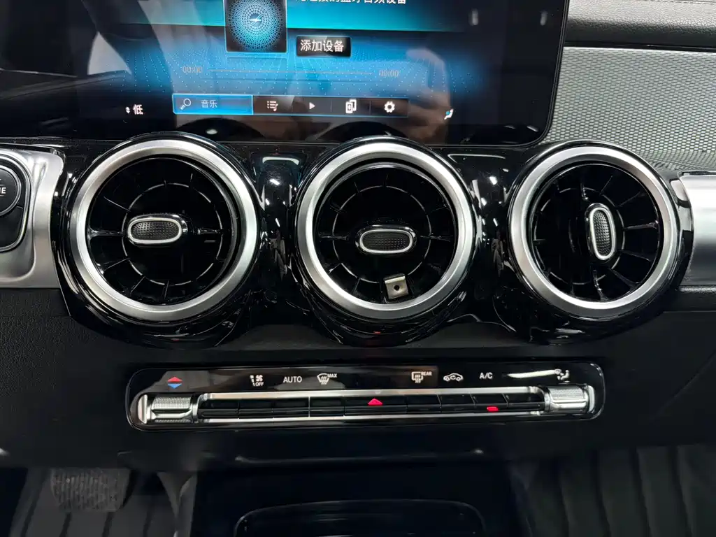 Mercedes-Benz GLB — миниатюра 10