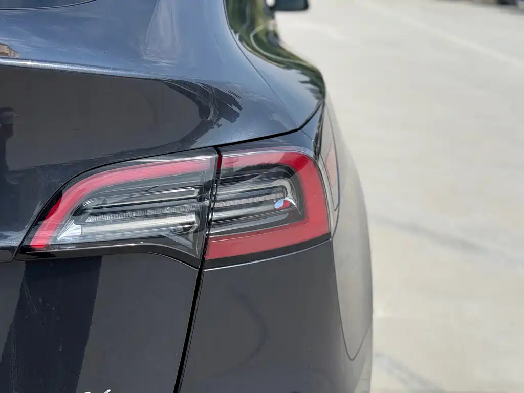 Tesla Model Y — миниатюра 17