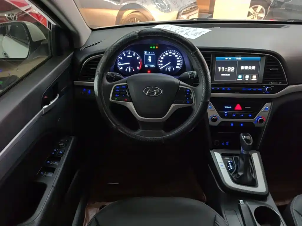 Hyundai Elantra — миниатюра 11