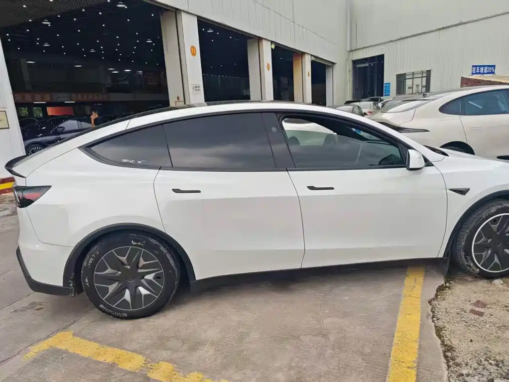 Tesla Model Y L — миниатюра 5