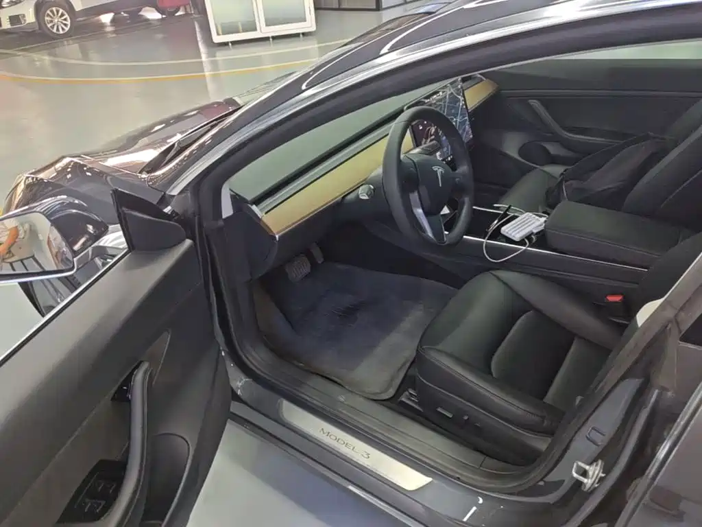 Tesla Model 3 — миниатюра 16
