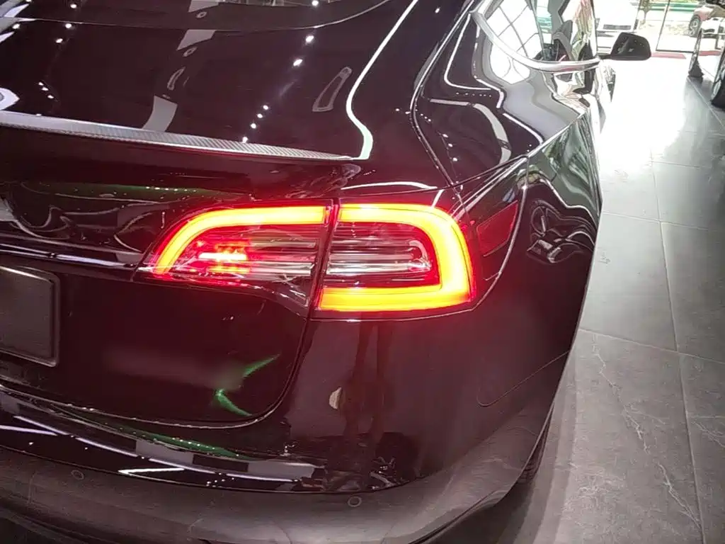 Tesla Model 3 — миниатюра 8